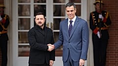 Volodímir Zelenski, à esquerda, e Pedro Sánchez posam para uma fotografia em Madrid, Espanha, na quarta-feira, 18 de março de 2026.