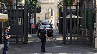 وصول موكب إلى السفارة الأمريكية في روما، حيث عُقدت محادثات بين لبنان وإسرائيل بوساطة أمريكية.