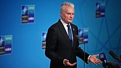 El presidente de Lituania, Gitanas Nauseda, habla a su llegada a la cumbre de la OTAN en Ankara, Turquía, el miércoles ocho de julio de 2026. (Foto AP/Emrah Gurel)