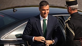 El presidente del Gobierno español, Pedro Sánchez, llega al desfile militar del Día de la Bastilla en la avenida de los Campos Elíseos de París, el martes 14 de julio de 2026.