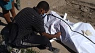 خوليو لاديرا يدوّن اسم ابن شقيقه بعد العثور على جثمانه بين أنقاض المباني التي دمرتها الزلازل في لا غوايرا، فنزويلا، في 7 يوليو 2026.