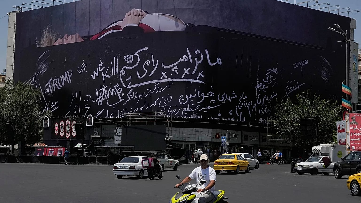لوحة إعلانية في ساحة "إنقلاب" وسط طهران تُظهر الرئيس الأمريكي دونالد ترامب داخل نعش، وتحمل عبارات مناهضة له، بينها "سنقتل ترامب". في 15 يوليو 2026.