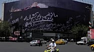 لوحة إعلانية في ساحة "إنقلاب" وسط طهران تُظهر الرئيس الأمريكي دونالد ترامب داخل نعش، وتحمل عبارات مناهضة له، بينها "سنقتل ترامب". في 15 يوليو 2026.