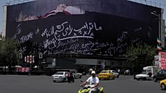 لوحة إعلانية في ساحة "إنقلاب" وسط طهران تُظهر الرئيس الأمريكي دونالد ترامب داخل نعش، وتحمل عبارات مناهضة له، بينها "سنقتل ترامب". في 15 يوليو 2026.