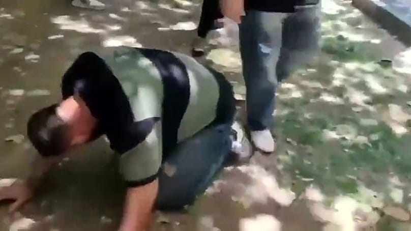 یکی از رانندگان پس از استفاده از گاز اشک‌آور بی‌حال شد 