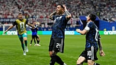 Der Argentinier Enzo Fernández jubelt mit Lionel Messi über das erste Tor seiner Mannschaft im WM-Halbfinale in Atlanta am 15. Juli 2026.