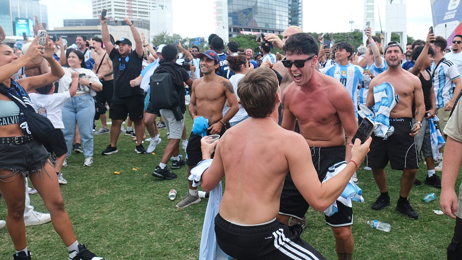 Szurkolók reagálnak az Anglia és Argentína közötti vb-elődöntő labdarúgó-mérkőzésen Atlantában, 2026. július 15-én, szerdán. (AP fotó: Ben Gray)