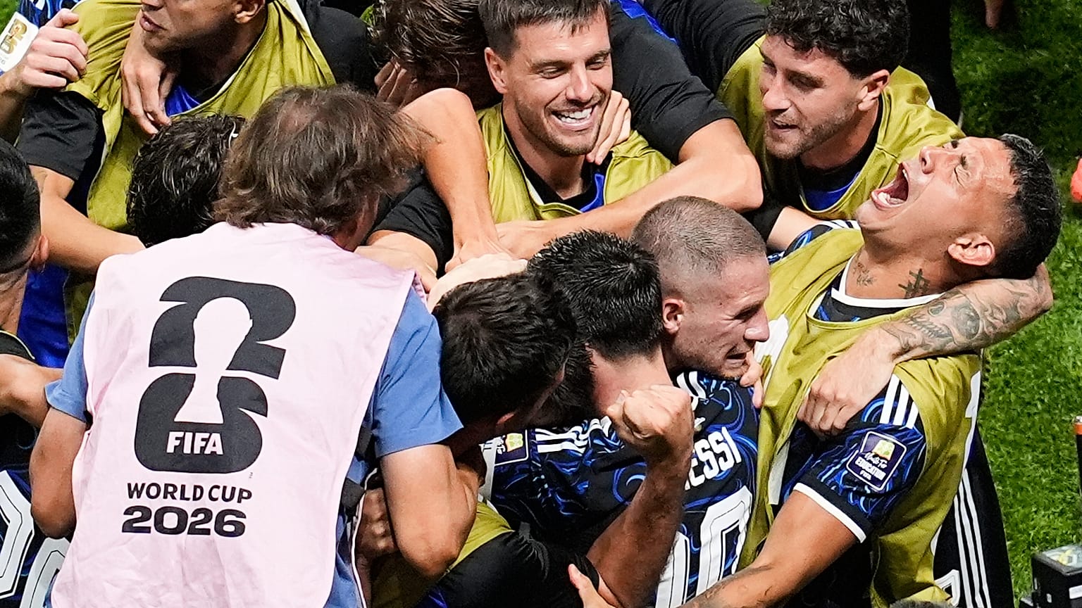 Argentina's Lionel Messi (10) celebrates with teammates after their second goal during the World Cup semifinal  between England and Argentina in Atlanta, 15/07/2026.