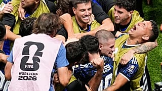 Argentyńczyk Lionel Messi (10) świętuje z kolegami z drużyny po ich drugim golu w półfinale mistrzostw świata Anglia–Argentyna w Atlancie, 15.07.2026.