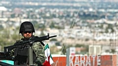 Ένας στρατιώτης φρουρεί σκηνή εγκλήματος όπου ένας άνδρας δολοφονήθηκε ενώ οδηγούσε το αυτοκίνητό του στη Σιουδάδ Χουάρες, βόρεια Μεξικού, 18/09/2009