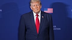 يصل الرئيس دونالد ترامب إلى الكلية الحربية للجيش الأمريكي في كارلايل، بنسلفانيا، خلال قمة بنسلفانيا للدفاع والابتكار، الأربعاء 15 يوليو 2026. (AP Photo/مات رورك)