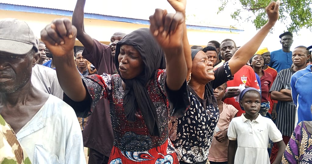Nigeria: kidnapped students reunited with families