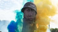 Zdjęcie poglądowe: Martynas Gaubas prezentuje rzeźbę „Chujło”w ramach protestu przeciwko inwazji Rosji na Ukrainę w mauzoleum żołnierzy radzieckich w Warszawie, 9 maja 2025 r