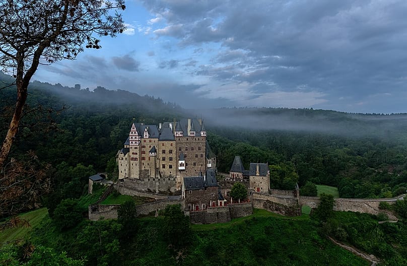 Burg Eltz bei Sonnenaufgang: Im Inneren der Gemäuer sind noch wahre Schätze zu finden.
