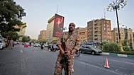 صورة تعبيرية- عنصر من قوات "الباسيج" شبه العسكرية الإيرانية يقف عند نقطة تفتيش قبيل مراسم جنازة المرشد الأعلى الراحل آية الله علي خامنئي