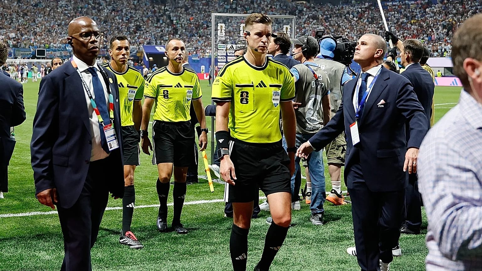 O árbitro francês Francois Letexier abandona o relvado após o jogo dos oitavos de final do Mundial entre Argentina e Egito, em Atlanta, terça-feira, 7 de julho de 2026