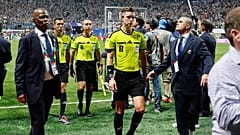 O árbitro francês Francois Letexier abandona o relvado após o jogo dos oitavos de final do Mundial entre Argentina e Egito, em Atlanta, terça-feira, 7 de julho de 2026