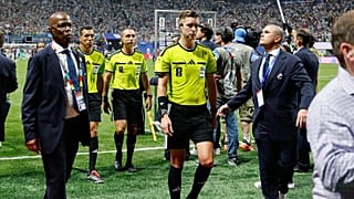O árbitro francês Francois Letexier abandona o relvado após o jogo dos oitavos de final do Mundial entre Argentina e Egito, em Atlanta, terça-feira, 7 de julho de 2026