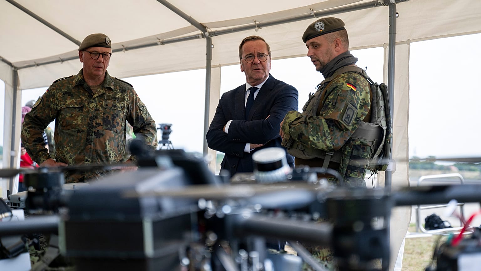 Beim Truppenbesuch verschafft sich Pistorius einen Überblick über die Ausrüstung zur Drohnenabwehr.
