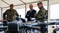Beim Truppenbesuch verschafft sich Pistorius einen Überblick über die Ausrüstung zur Drohnenabwehr.