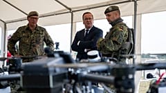 Beim Truppenbesuch verschafft sich Pistorius einen Überblick über die Ausrüstung zur Drohnenabwehr.