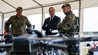 Beim Truppenbesuch verschafft sich Pistorius einen Überblick über die Ausrüstung zur Drohnenabwehr.