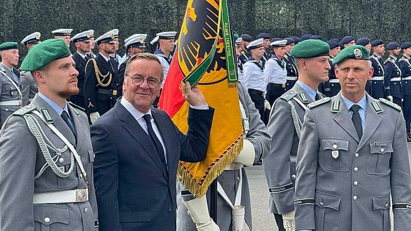 Am Mittwoch, den 15. Juli 2026, verleiht Verteidigungsminister Pistorius dem Wachbataillon ein Fahnenband als Zeichen besonderer Anerkennung.