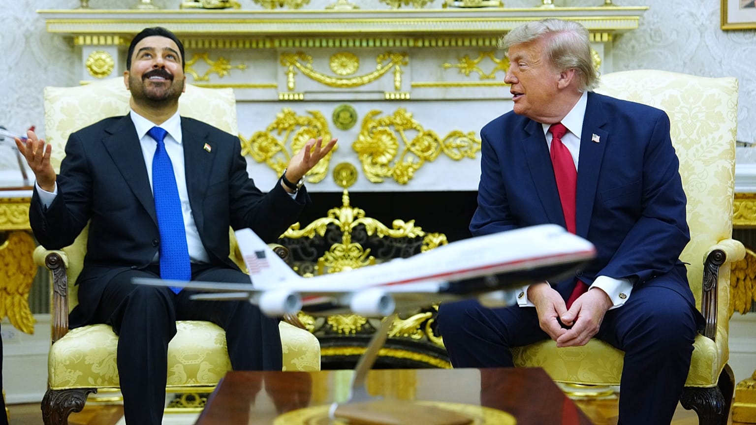 زیدی در دفتر کاخ سفید در کنار ترامپ