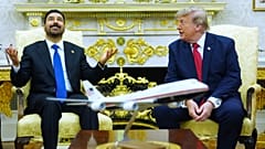زیدی در دفتر کاخ سفید در کنار ترامپ