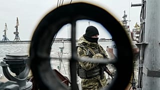 صورة أرشيفية_ يقف عسكري أوكراني على متن سفينة تابعة لخفر السواحل في ميناء ماريوبول الواقع على بحر آزوف شرقي أوكرانيا