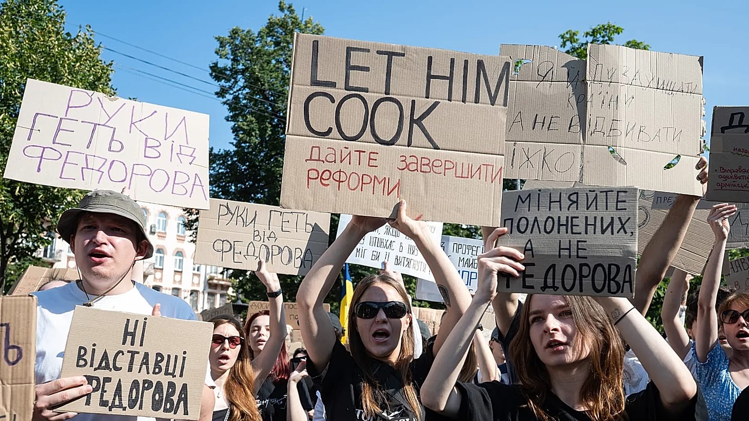 Ukrainer versammeln sich, um gegen Verteidigungsminister Mykhailo Fedorov Entlassung zu protestieren Kyjiw, 16. Juli 2026. 