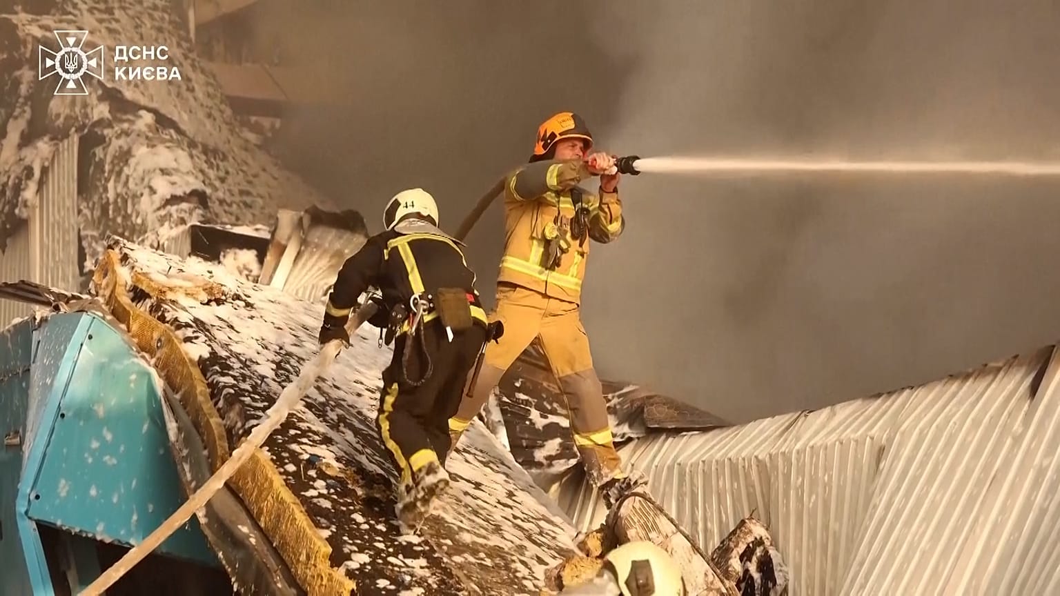 Vigili del fuoco impegnati a domare le fiamme