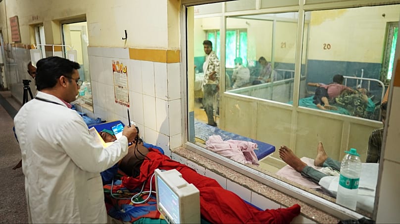 Le docteur Abhishek Pranayami examine un patient souffrant d’un trouble lié à la chaleur en pleine vague de chaleur dans un hôpital public de district à Banda.