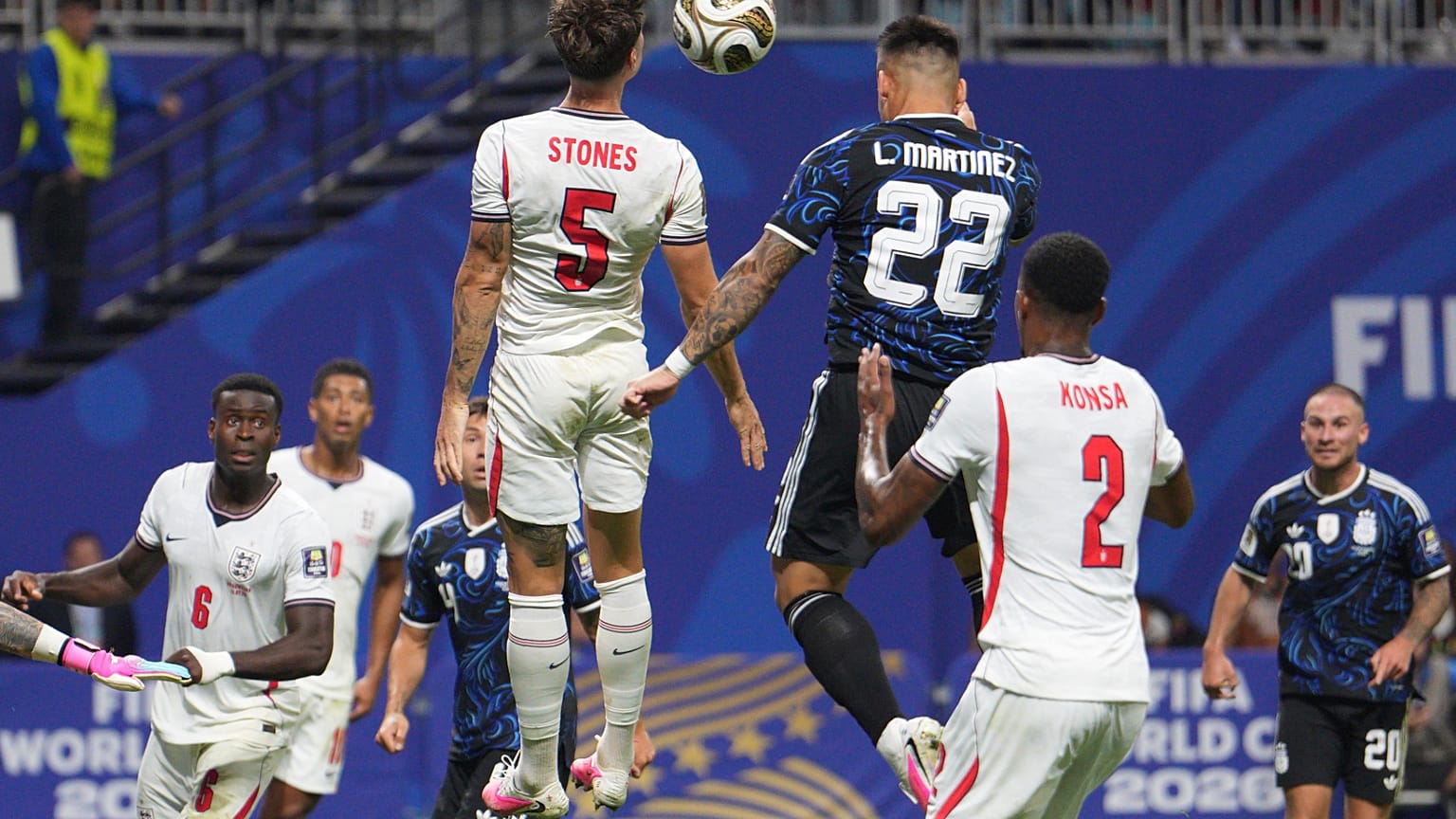 Lautaro Martinez (22) a győztes gólt fejeli az atlantai Argentína-Anglia (2-1) vb-elődöntőben 2026. július 15-én 