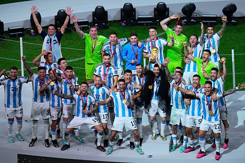 A győztes argentin csapat ünnepel a 2022-es katari vb döntője után 2022. december 18-án