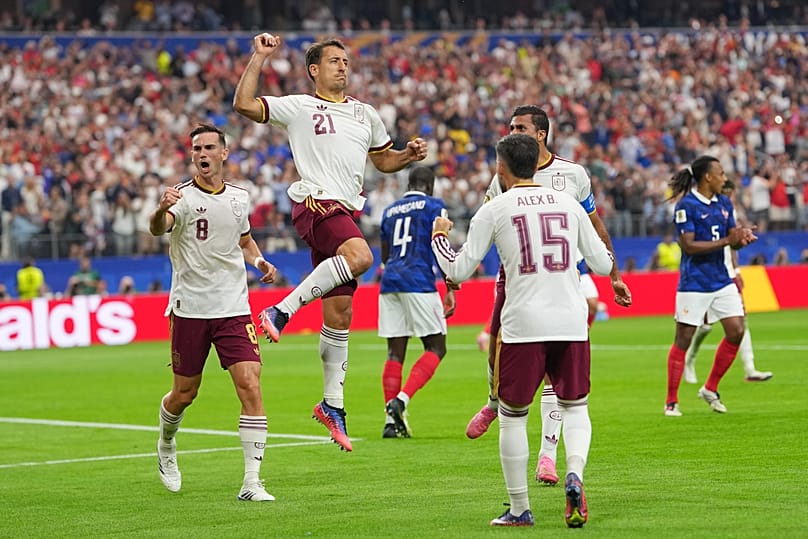 Mikel Oyarzabal (21) a gólját ünnepli a dallasi Spanyolország - Franciaország világbajnoki elődöntőben 2026. július 14-én 