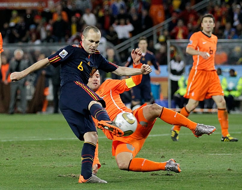 Andres Iniesta (kékben) gólt lő a Spanyolország – Hollandia (1-0) világbajnoki döntőben, Johannesburgban, 2010 július 11-én