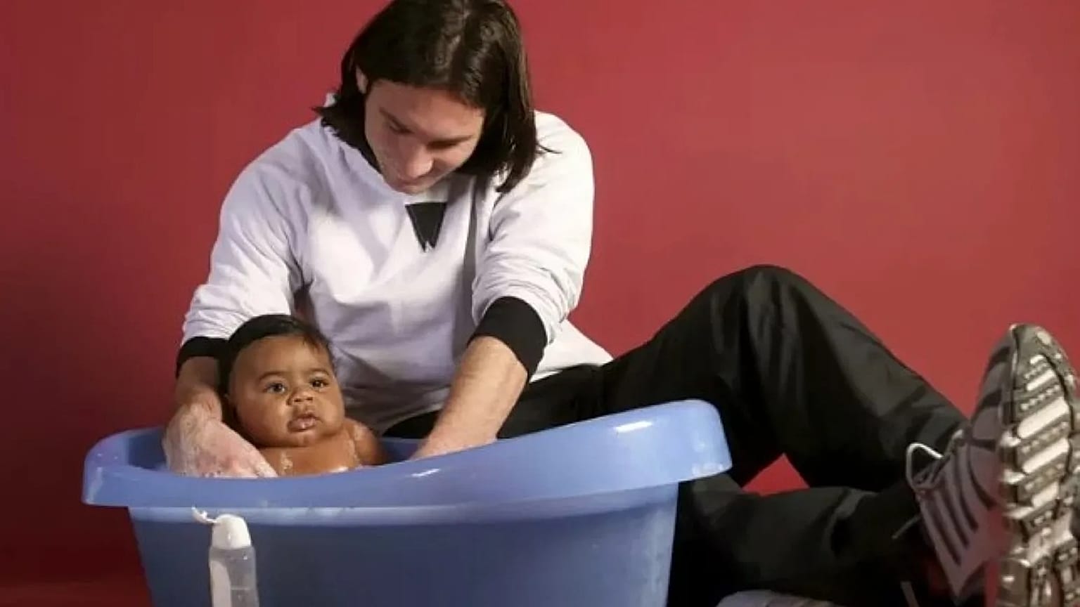 Messi, bañando a Yamal