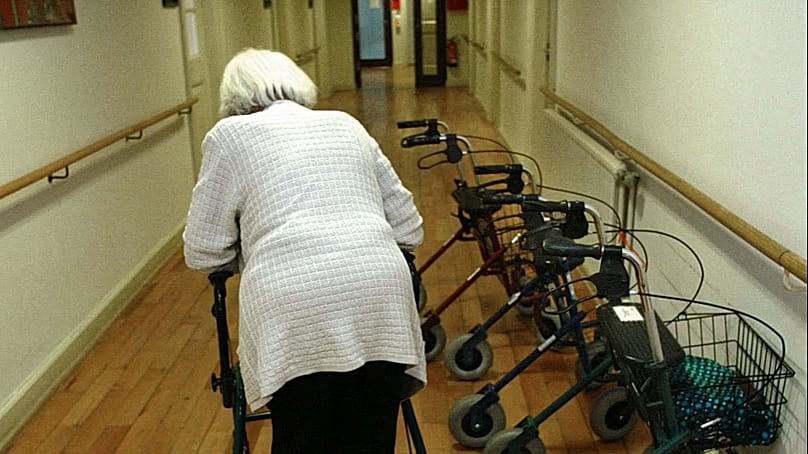 Pflegebedürftigkeit verschärft Risiken, weil Betroffene sich oft nicht selbst schützen können. (Symbolbild)