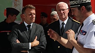 Le président français Emmanuel Macron, écoute les explications d'un membre du SDIS, à la suite des incendies de forêt de Fontainebleau, en France, jeudi 16 juillet 2026