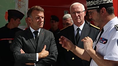 Le président français Emmanuel Macron, écoute les explications d'un membre du SDIS, à la suite des incendies de forêt de Fontainebleau, en France, jeudi 16 juillet 2026