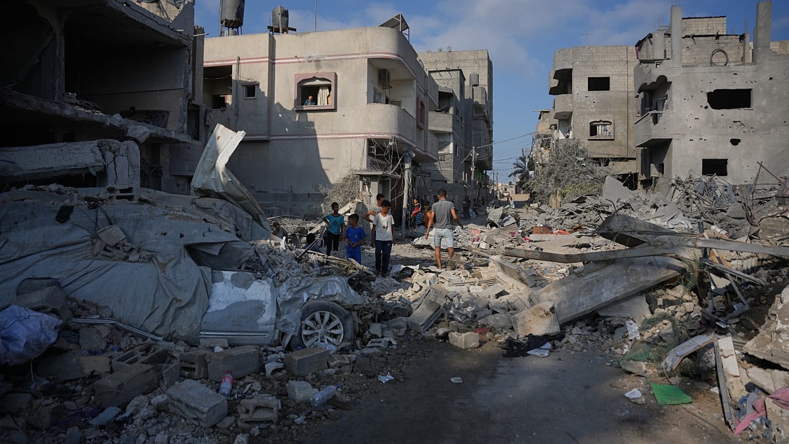 فلسطينيون يتفقدون المباني المدمرة عقب غارة جوية إسرائيلية في النصيرات بوسط قطاع غزة، الخميس 16 يوليو 2026.