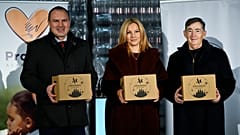 Kardos István, a Magyar Vöröskereszt főigazgatója, Várkonyi Andrea, a Pro Filii Alapítvány kuratóriumi elnöke és Mészáros Lőrinc, a cégcsoport tulajdonosa.