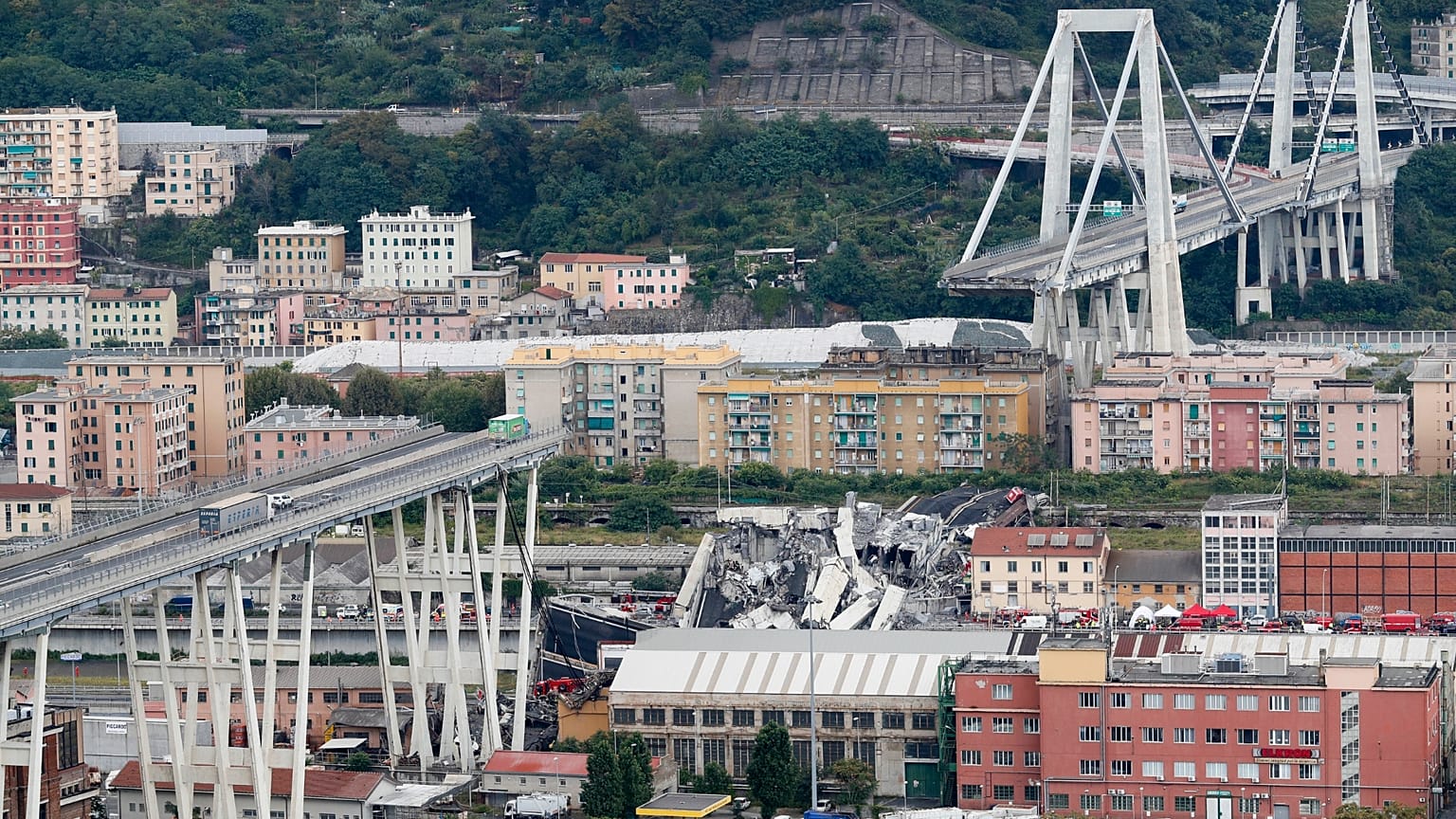 Automobili bloccate sul viadotto autostradale Morandi dopo il crollo di una sua sezione, il 14 agosto 2018, a Genova, nel nord Italia. (Foto AP/Antonio Calanni, archivio)