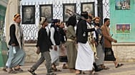حوثی‌ها در کنار تصاویر دانشکندان ایرانی کشته شده در حملات امریکا و اسرائیل به ایران