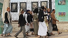 حوثی‌ها در کنار تصاویر دانشکندان ایرانی کشته شده در حملات امریکا و اسرائیل به ایران