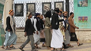 حوثی‌ها در کنار تصاویر دانشکندان ایرانی کشته شده در حملات امریکا و اسرائیل به ایران