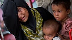 تصل امرأة من الروهينجا منهكة مع أطفالها إلى مخيم كوتوبالونج للاجئين بعد عبورها من ميانمار إلى الجانب البنغلاديشي من الحدود،