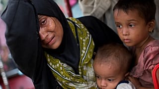 تصل امرأة من الروهينجا منهكة مع أطفالها إلى مخيم كوتوبالونج للاجئين بعد عبورها من ميانمار إلى الجانب البنغلاديشي من الحدود،