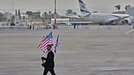 عنصر أمن إسرائيلي يراقب مدرج مطار بن غوريون قرب تل أبيب، قبيل مراسم استقبال الرئيس الأمريكي دونالد ترامب، في 13 أكتوبر 2025.